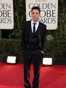 ‘Tudors’ star Jonathan Rhys Meyers in a princely three-piece suit on the Globes red carpet