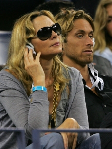 Kim Cattrall and chef Alan Wyse watch the match between Serena Williams and Venus Williams at the US Open