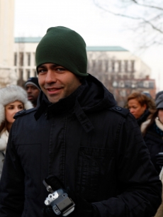 Adrian Grenier walks to the 56th Presidential Inauguration at the United States Capitol on January 20, 2009 in Washington, DC