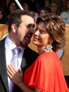 Joey Fatone and Lisa Rinna get up close on the SAG Awards red carpet