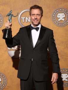 Hugh Laurie poses with his award for Outstanding Performance by a Male Actor in a Drama Series for ‘House’ in the press room at the 15th Annual Screen Actors Guild Awards