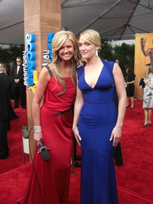 Red and blue on the SAG red carpet — Nancy and Kate Winslet