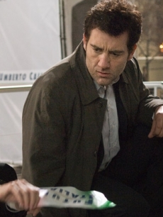 Clive Owen and Naomi Watts investigate in a scene from ‘The International’