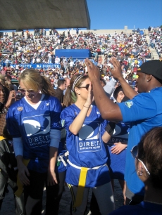Coach Reggie Bush gives Maria Menounos a high five after the game!