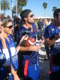 Stacy Keibler, Maria Menounos, Brody Jenner and Frankie Delgado hang out on the sidelines