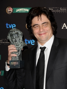 Benicio del Toro poses after receiving the best actor award during the Goya Cinema Awards 2009 ceremony
