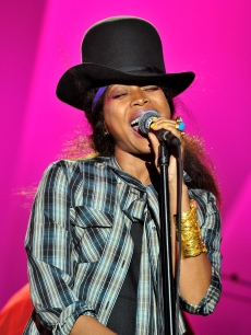Erykah Badu performs during the 2008 Spirit Of Life Award Dinner on October 15, 2008 in Santa Monica, California