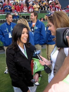 Maria Menounos interviews Khloe Kardashian before the big game