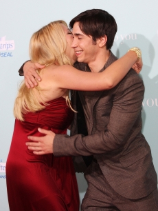 Justin Long goes in for a hug with Bijou Phillips on the red carpet