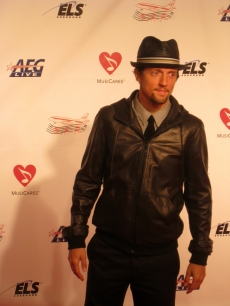 Jason Mraz strikes another pose for the photogs at the MusiCares event in LA