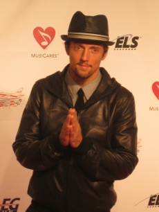 Jason Mraz strikes a pose for the photographers at the MusiCares event