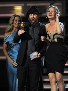 Performer Sheryl Crow (L) presents the Grammy Award for the Best Country Song to Kristian Bush (C) and Jennifer Nettles (R) of Sugarland during the 51st annual Grammy awards