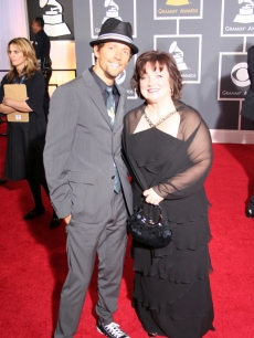 Jason Mraz smiles with his gorgeous Grammys date — his mom