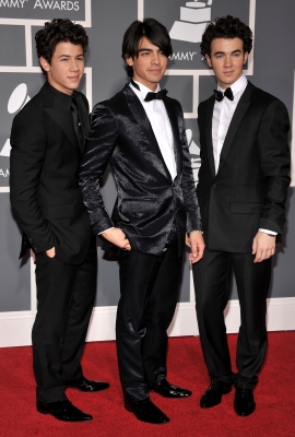The Jonas Brothers arrive in style on the red carpet 