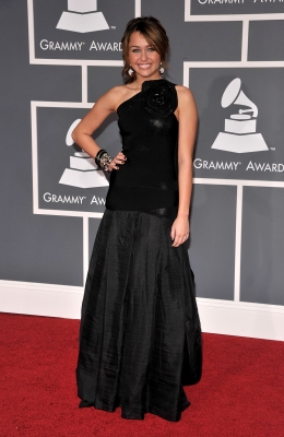 Miley Cyrus shines on the Grammy red carpet