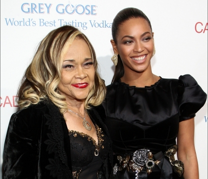 Etta James and Beyonce at the ‘Cadillac Records’ premiere in Hollywood (Nov. 2008)