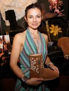 Justine Bateman and Jessica Alba both picked up Koolaburra’s ‘Crystal Flock’ Genuine Australian Sheepskin Boots from their Fall ‘09 collection
