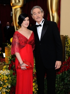 Kevin Kline and wife Phoebe Cates make a cute couple on the 2009 Oscars red carpet