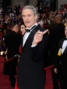 Kevin Kline finds his way on the 2009 Oscars red carpet