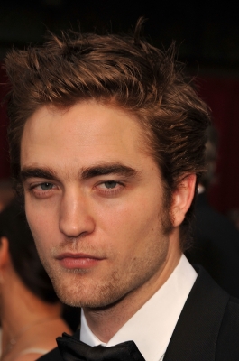 Robert Pattinson takes his arrival on the 2009 Oscars red carpet seriously