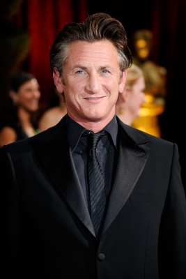 Sean Penn in all black on the 2009 Oscars red carpet