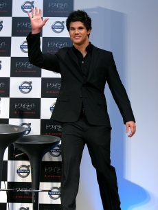 Taylor Lautner attends the ‘Twilight’ press conference at Ebisu Garden Place