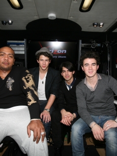 Timbaland and the Jonas Brothers celebrate the remix of ‘Tonight’ in Dallas