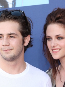Actors Michael Angarano and Kristen Stewart arrive at the 2008 MTV Video Music Awards at Paramount Pictures Studios on September 7, 2008 in Los Angeles