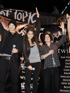 Actors Ashley Greene, Kellan Lutz, Nikki Reed, Jackson Rathbone and Taylor Lautner appear at the ‘Twilight’ cast’s Q & A and Paramore’s live performance and autograph signing at the Hollywood and Highland Hot To