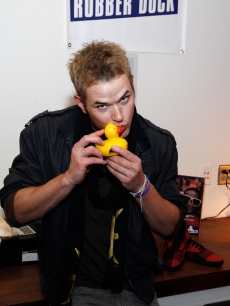 Kellan Lutz poses at Kari Feinstein Golden Globes Style Lounge held at Zune LA on January 9, 2009