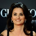 Penelope Cruz smiles at the Spanish premiere of ‘Broken Embraces’