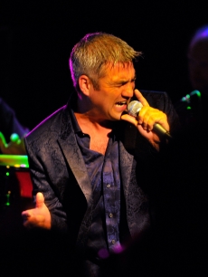 ‘Idol’ champ Taylor Hicks performs at The Roxy Theatre on March 18, 2009 in Los Angeles