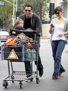 Baby Honor and parents Cash Warren and Jessica Alba pick up some groceries in Beverly Hills