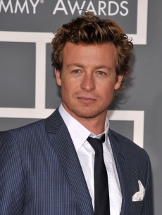 ‘The Mentalist’ star Simon Baker on the red carpet at the 2009 Grammy Awards 