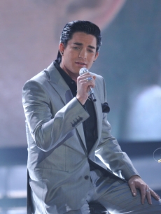 Adam Lambert performs on ‘American Idol’