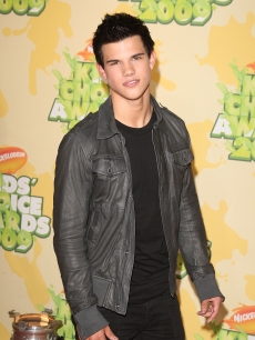 Taylor Lautner shows off his spooky style at the 2009 Nickelodeon Kids’ Choice Awards at UCLA