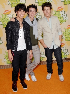 Joe Jonas, Kevin Jonas and Nick Jonas of The Jonas Brothers arrive at Nickelodeon’s 2009 Kids’ Choice Awards