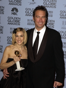 Sarah Jessica Parker, holding her award for Best Actress, Television Series, Musical/Comedy for her role in ‘Sex and the City,’ with John Corbett at the 59th Annual Golden Globe Awards January 20, 2002