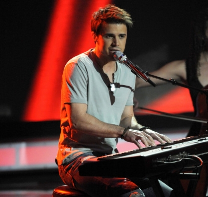 Kris Allen tickles the ivory during his ‘American Idol’ performance