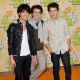 Joe Jonas, Kevin Jonas and Nick Jonas of The Jonas Brothers arrive at Nickelodeon’s 2009 Kids’ Choice Awards