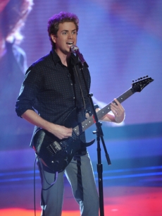 Scott MacIntyre performs on ‘American Idol’