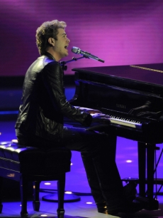 Scott MacIntyre performs on ‘American Idol’