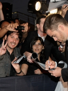 Chris Pine signs autographs for the ‘Trekkers’ in Sydney