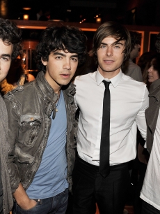 Kevin Jonas, Joe Jonas, Efron and Nick Jonas pose at the afterparty for the premiere of Warner Bros. Picture’s ‘17 Again’ at the Lucky Strike Bowling Lanes on April 14, 2009 in LA