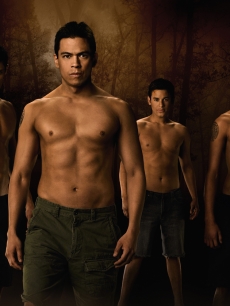 Alex Meraz (Paul), Chaske Spencer (Sam Uley), Bronson Pelletier (Jared), and Kiowa Gordon (Embry) stand as the ‘New Moon’ wolf pack