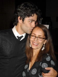Adrian Grenier shows his mom, Karesse Grenier, a little lovin