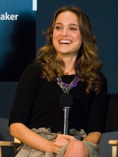 Natalie Portman visits the Apple Store in Soho on April 24, 2009 in New York City