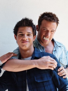 Taylor Lautner and Cam Gigandet pose together for VMAN
