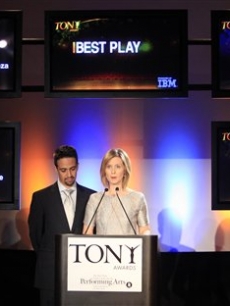 Lin-Manuel Miranda and Cynthia Nixon announce the nominations for Broadway’s 2009 Antoinette Perry ‘Tony’ Awards