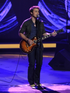 Kris Allen performs on ‘American Idol’